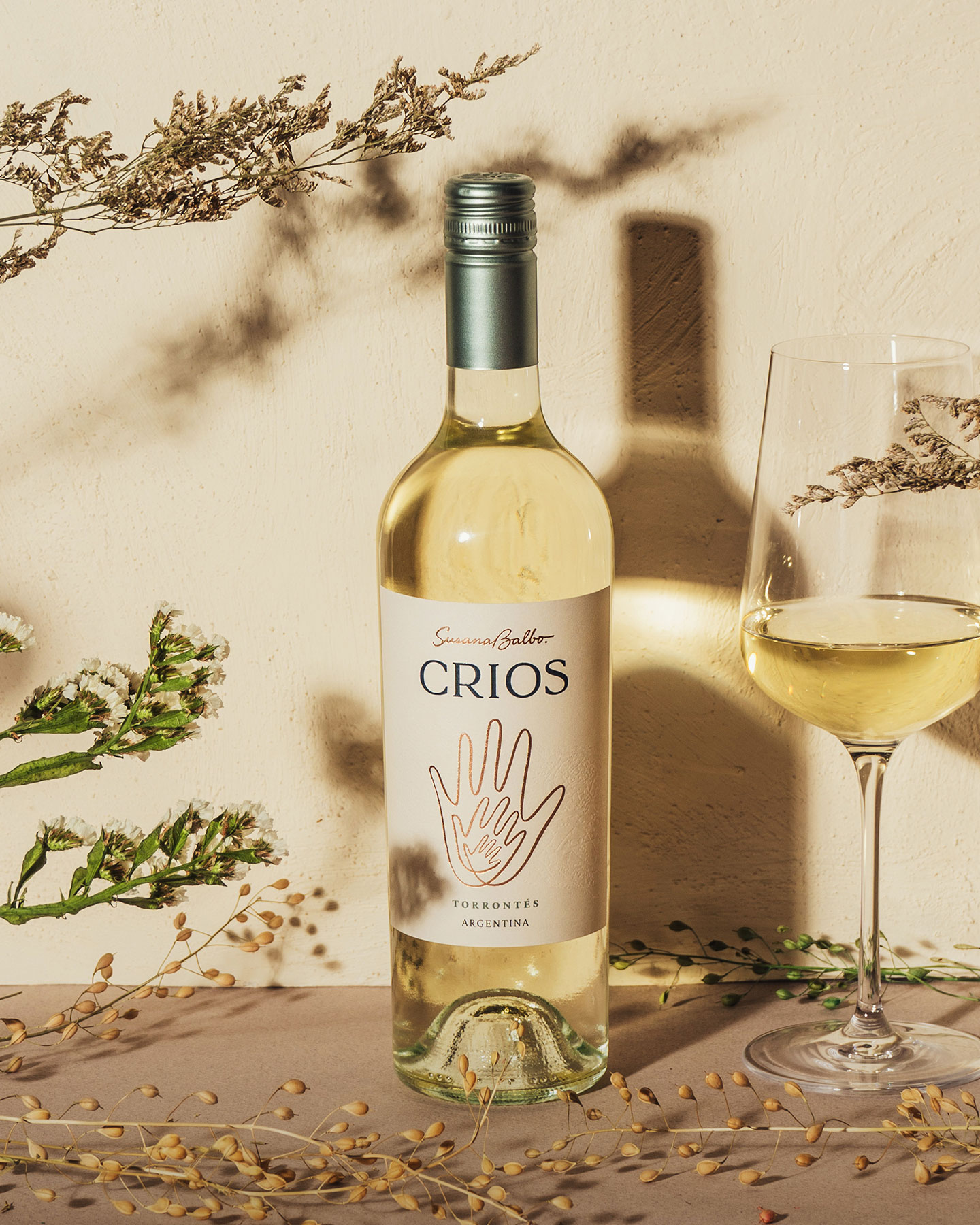 Crios Torrontes 2024 bottle and wine outdoor