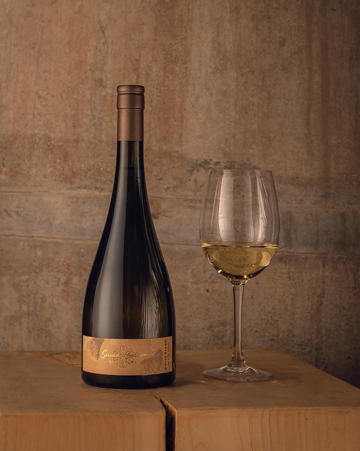 Susana Balbo Signature Brioso White Blend 2024 bottle and wine on wood block